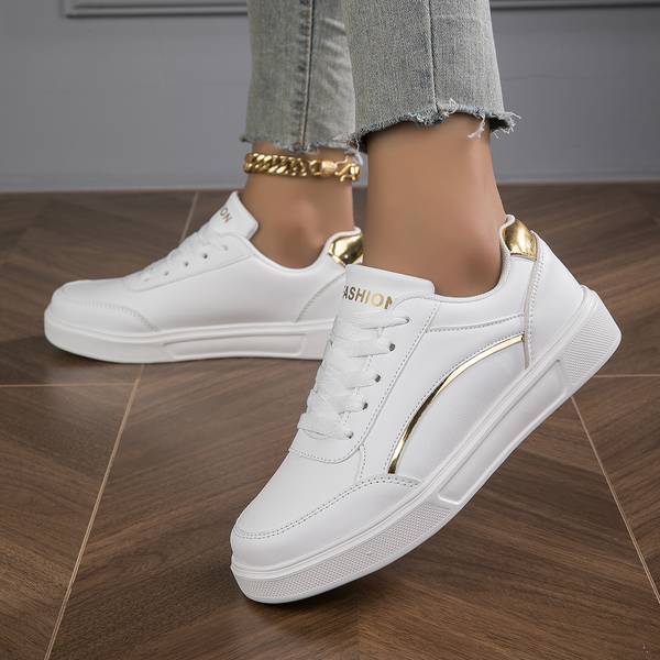 Damen - Schuhe - Goldenen und silbernen Akzenten - Modische Sneakers für jeden Anlass