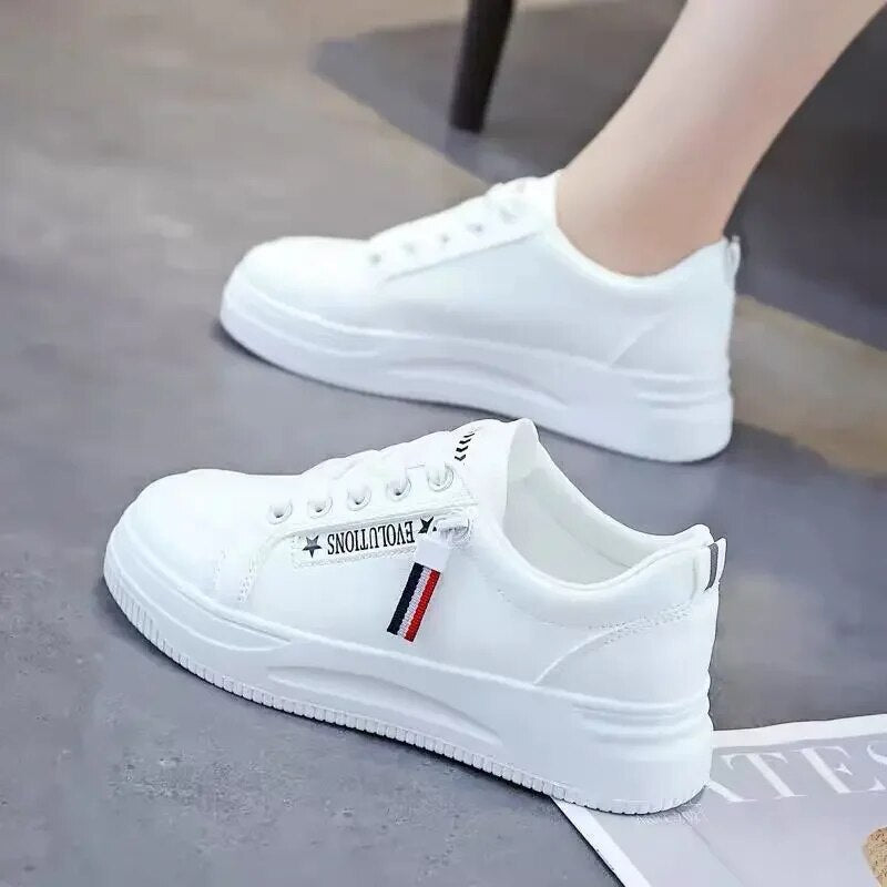 Damen - Stilvolle Weiße Sneakers - Komfortable Schuhe - Modischer Freizeitlook - Ideal für jeden Anlass