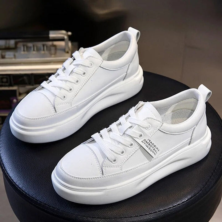 Damen - Sneakers - Elegante Leder-Sneakers für stilbewusste Looks - Authentisch und Bequem