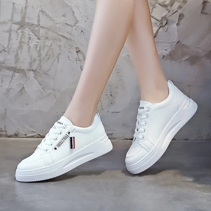 Damen - Stilvolle Weiße Sneakers - Komfortable Schuhe - Modischer Freizeitlook - Ideal für jeden Anlass