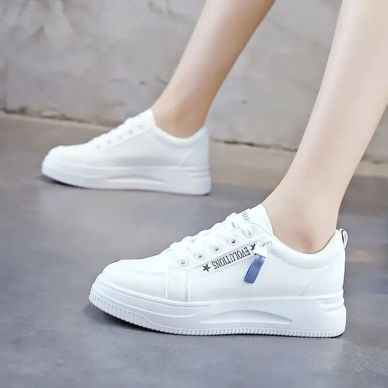 Damen - Stilvolle Weiße Sneakers - Komfortable Schuhe - Modischer Freizeitlook - Ideal für jeden Anlass