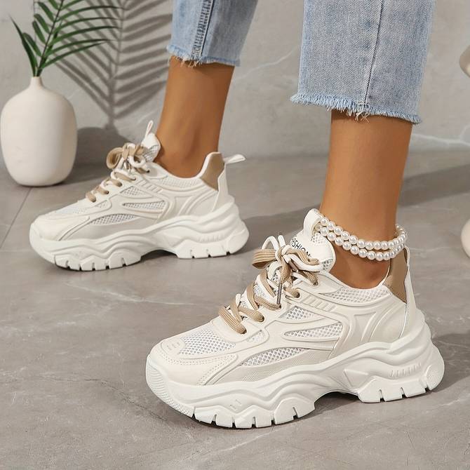 Damen - Stylische Sneakers - Weiße Schuhe mit Braunen Details - Bequem und Trendy für jeden Anlass