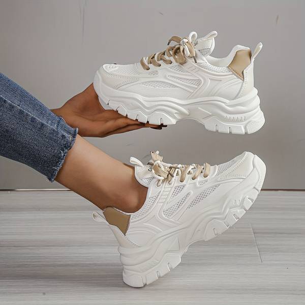 Damen - Stylische Sneakers - Weiße Schuhe mit Braunen Details - Bequem und Trendy für jeden Anlass