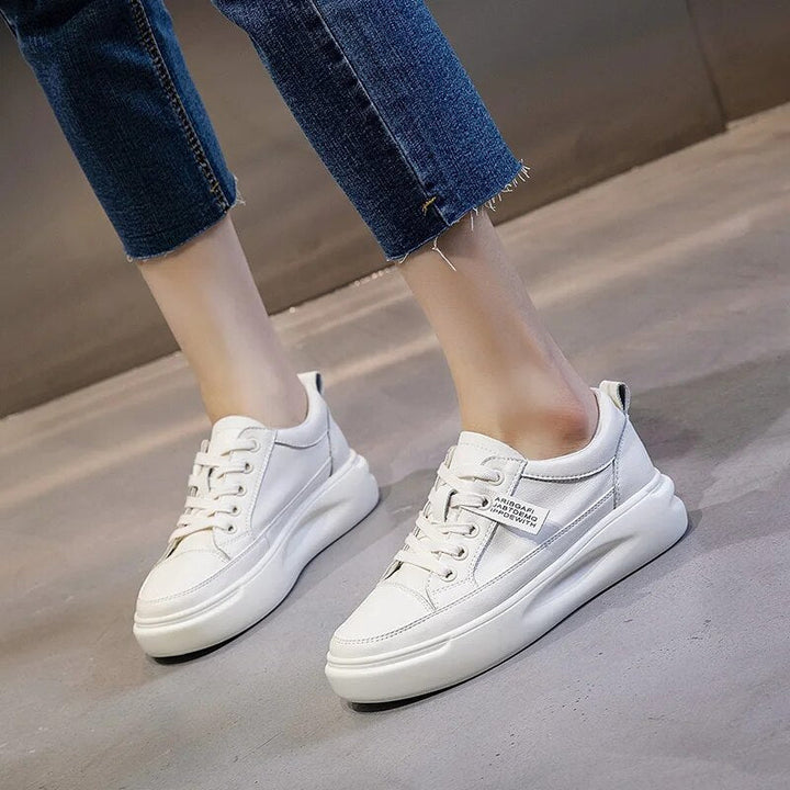 Damen - Sneakers - Elegante Leder-Sneakers für stilbewusste Looks - Authentisch und Bequem