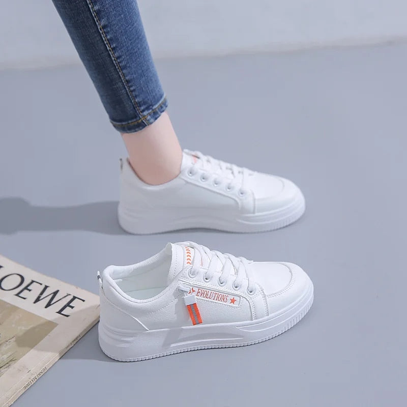 Damen - Stilvolle Weiße Sneakers - Komfortable Schuhe - Modischer Freizeitlook - Ideal für jeden Anlass