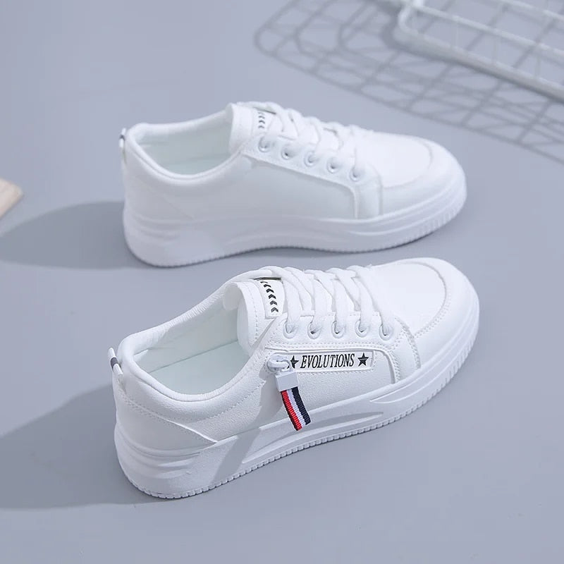 Damen - Stilvolle Weiße Sneakers - Komfortable Schuhe - Modischer Freizeitlook - Ideal für jeden Anlass