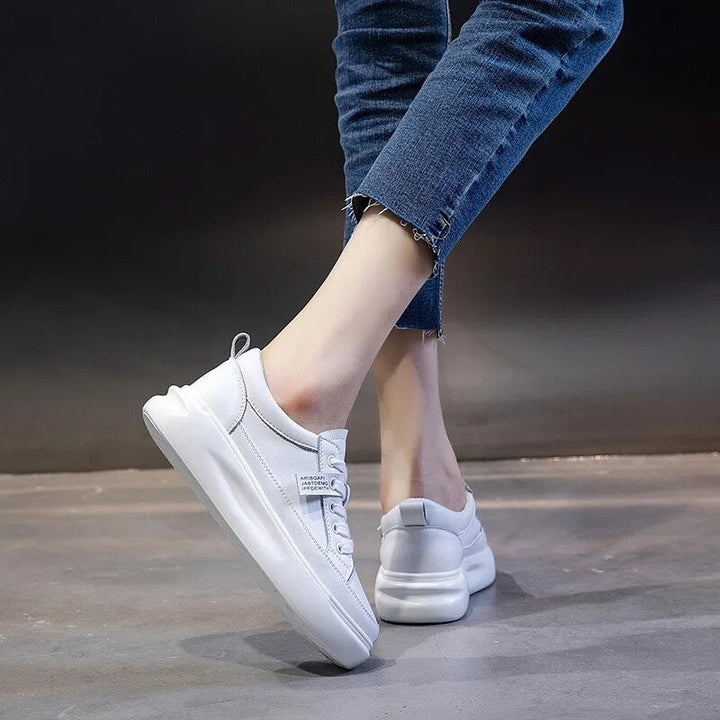 Damen - Sneakers - Elegante Leder-Sneakers für stilbewusste Looks - Authentisch und Bequem