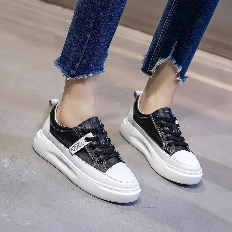 Damen - Sneakers - Elegante Leder-Sneakers für stilbewusste Looks - Authentisch und Bequem