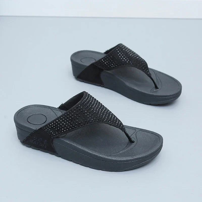 Sommer-Damen-Strass-Flip-Flops: Bequeme Plateau-Sandalen mit Keilabsatz für Outdoor-Strand- und Indoor-Freizeitkleidung, rutschfeste Gummi-Außensohle