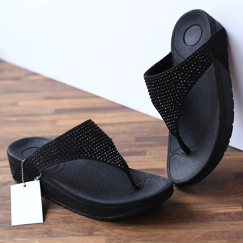 Sommer-Damen-Strass-Flip-Flops: Bequeme Plateau-Sandalen mit Keilabsatz für Outdoor-Strand- und Indoor-Freizeitkleidung, rutschfeste Gummi-Außensohle