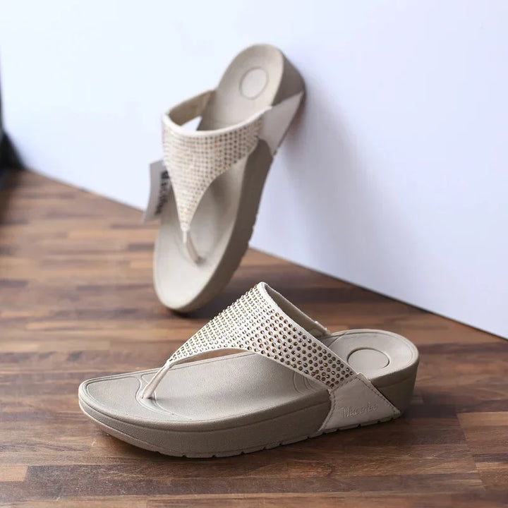 Sommer-Damen-Strass-Flip-Flops: Bequeme Plateau-Sandalen mit Keilabsatz für Outdoor-Strand- und Indoor-Freizeitkleidung, rutschfeste Gummi-Außensohle