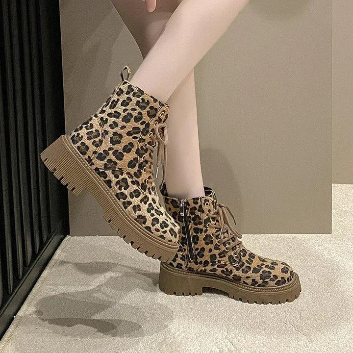 Damen - Stiefel - Modische Wildleder Boots - Leopardenmuster für trendbewusste Looks