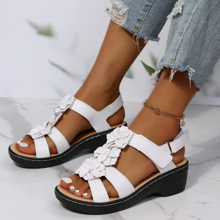 Damen - Sandalen - Schwarzes Design mit Blumenmuster - Komfortable und stilvolle Schuhe für jeden Anlass