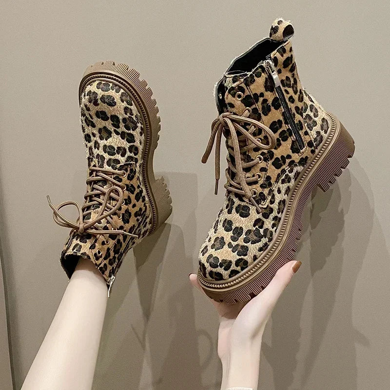 Damen - Stiefel - Modische Wildleder Boots - Leopardenmuster für trendbewusste Looks