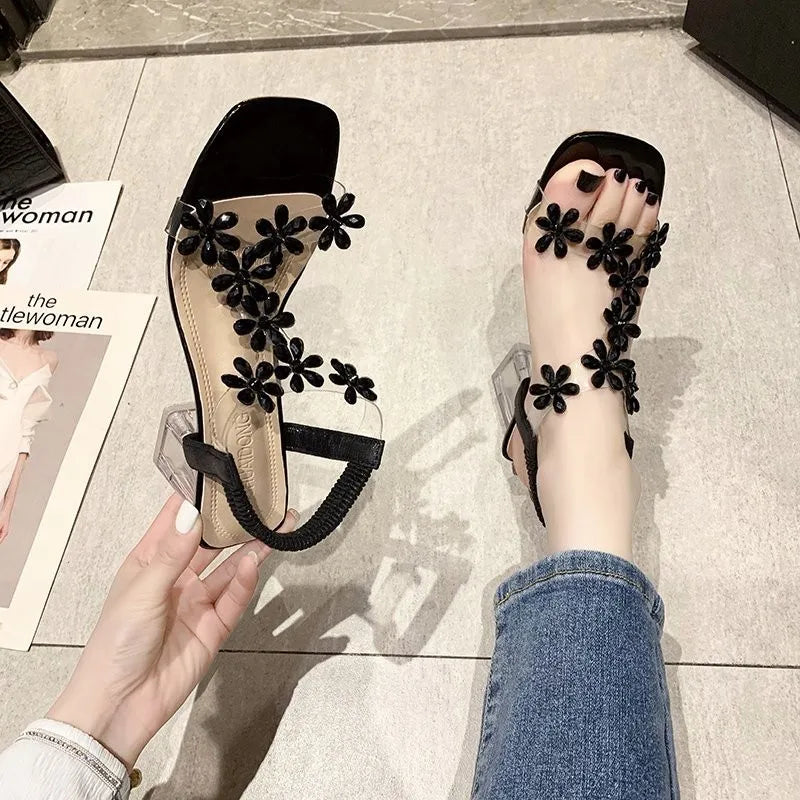 Sandalen mit Kristallblumen und Chunky Absatz