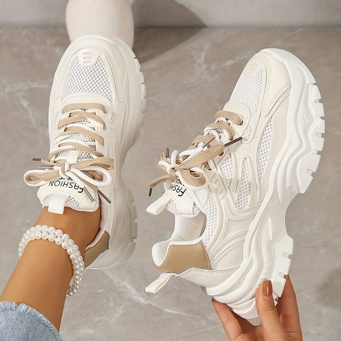 Damen - Stylische Sneakers - Weiße Schuhe mit Braunen Details - Bequem und Trendy für jeden Anlass