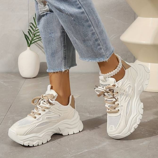 Damen - Stylische Sneakers - Weiße Schuhe mit Braunen Details - Bequem und Trendy für jeden Anlass