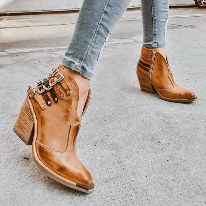 Damen - Stylische Stiefel - Nieten-Design mit dicker Schnalle - Trendige Mode für jeden Anlass