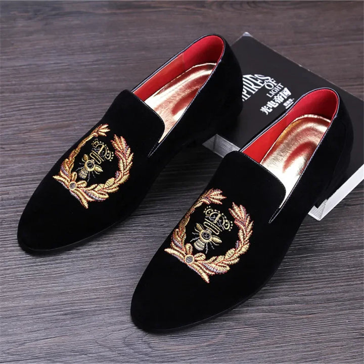 Samt-Slipper mit gesticktem Wappen